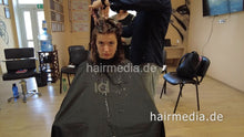 Laden Sie das Bild in den Galerie-Viewer, 7201 Ukrainian hairdresser in Kaunas 220501 drycut curly Anastasia
