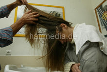 Laden Sie das Bild in den Galerie-Viewer, h118 PT Rita mature lady forward wash and blow by old barber