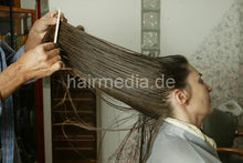 Carica l&#39;immagine nel visualizzatore di Gallery, h118 PT Rita mature lady forward wash and blow by old barber
