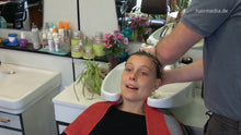 Load image into Gallery viewer, 8300 JohannaS wash by barber, salonshampooing backward
