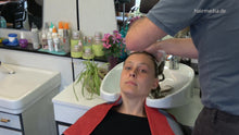 Load image into Gallery viewer, 8300 JohannaS wash by barber, salonshampooing backward