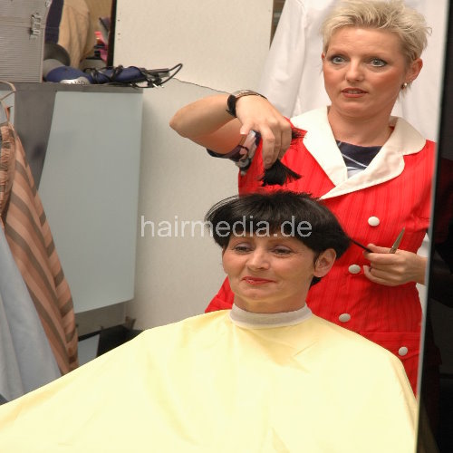 835 Catherine haircut multicape apron barbershop