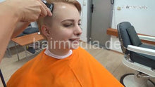 Carica l&#39;immagine nel visualizzatore di Gallery, 8400 Angela 3 haircut and buzz in barbershop
