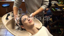 将图片加载到图库查看器，9073 01 SaraG by barber Davide backward salon controlled shampooing