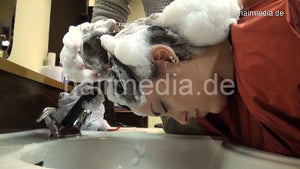 9073 03 SaraG by barber Davide forward manner salon shampooing hairwash
