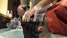 将图片加载到图库查看器，9073 03 SaraG by barber Davide forward manner salon shampooing hairwash