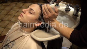 9073 12 Alicia by barber Davide backward salon shampooing