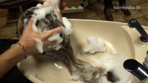 9073 15 Vivienne by barber Davide backward salon controlled shampooing