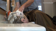 将图片加载到图库查看器，9081 LaraE 1 forward shampoo hairwash by barber