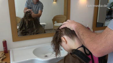 9081 Barberette ManuelaD 4 scalp massage by barber