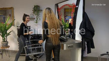 将图片加载到图库查看器，9092 Zoya 2 XXL hair shampooing forward in leatherpants by Marinela in salon