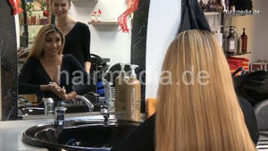 9092 Zoya 2 XXL hair shampooing forward in leatherpants by Marinela in salon