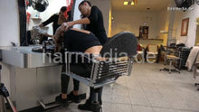 Charger l&#39;image dans la galerie, 9092 Zoya 2 XXL hair shampooing forward in leatherpants by Marinela in salon