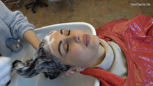 将图片加载到图库查看器，9094 Shqiponje backward salon shampooing by Lilly in headscarf, Zoya controlled