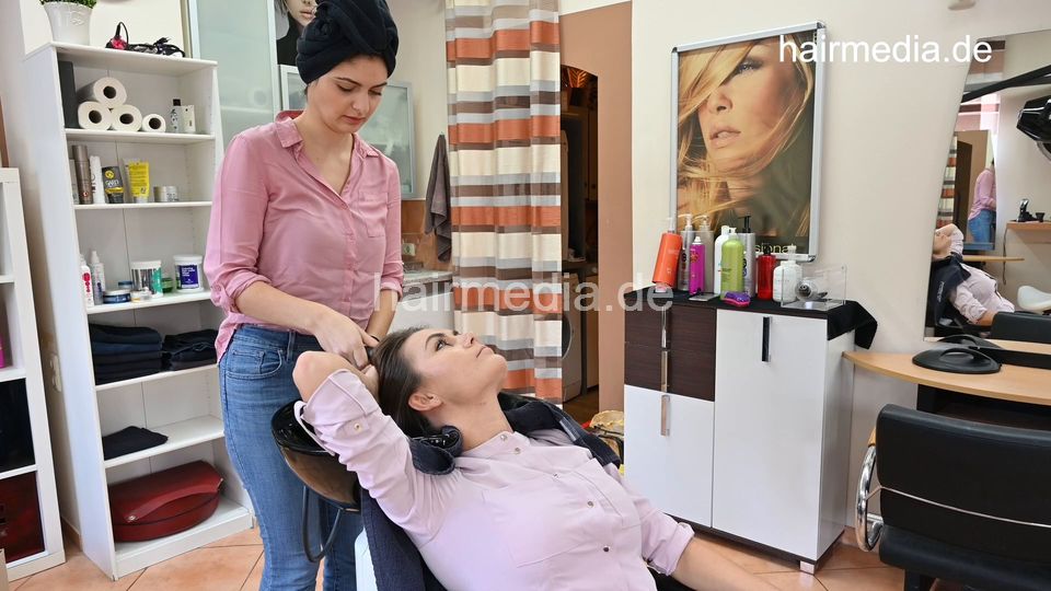 1192 Agnieszka by Dimitra shampooing barberette in towel