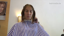 将图片加载到图库查看器，8146 AlexandraL 2 haircut in barbercape