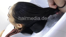 Laden Sie das Bild in den Galerie-Viewer, 359 Annabelle 1 shampoo backward, haircare and blow out in white large cape