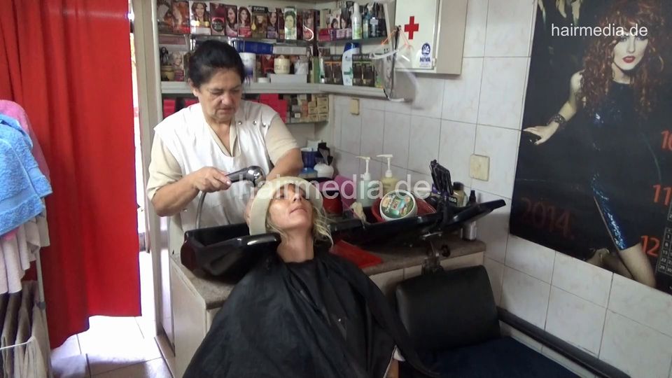 1170 Anna Mom 2 shampooing by barber