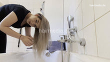 Cargar imagen en el visor de la galería, 962 Antonija self at home shampooing and curling iron styling