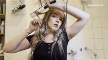 Charger l&#39;image dans la galerie, 962 Antonija self at home shampooing and curling iron styling
