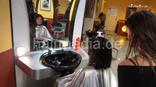 Cargar imagen en el visor de la galería, 9086 Asya by Veronique 2 forward salon shampooing rich lather earwash facewash pvc shampoo cape
