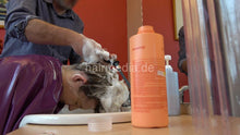 Cargar imagen en el visor de la galería, 1152 curvy TineZ in leathercoat vinylcape salon shampooing forward by barber