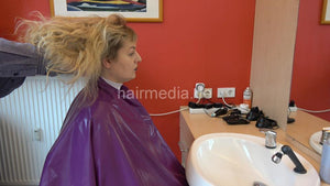 1152 curvy TineZ in leathercoat vinylcape salon shampooing forward by barber