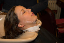 Laden Sie das Bild in den Galerie-Viewer, 8090 NathalieN s1328 1 backward shampoo neckstrip by mature barberette
