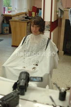 Laden Sie das Bild in den Galerie-Viewer, 8071 MelanieC 3 cut by old barber in barbershop