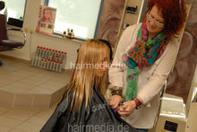 Cargar imagen en el visor de la galería, 4054 Yara 3 cut haircut mom controlled in Kassel salon