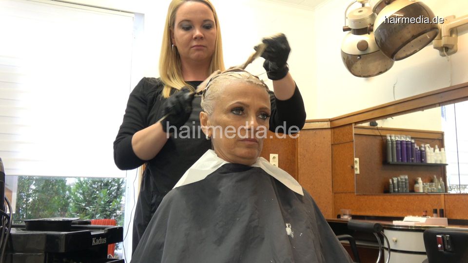 4051 Dzaklina 3 coloring a barberette