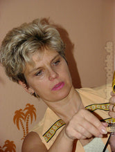 Cargar imagen en el visor de la galería, 214 Barberette Yasmin strong scalp massage and styling male client
