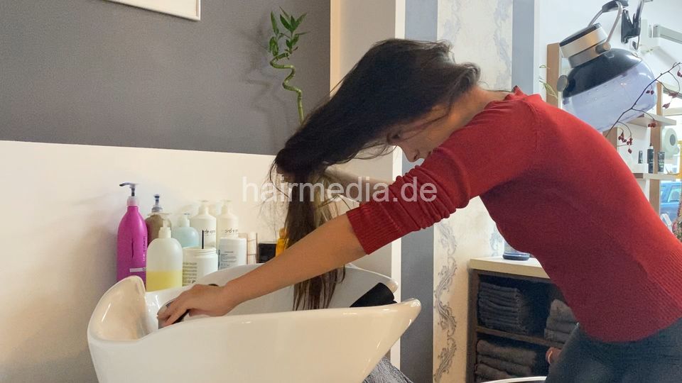 1172 AlinaR  self salon shampooing over backward bowl - HD cam video -