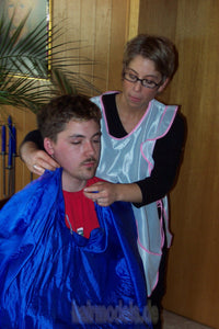 h025 hobbybarberette Carola at home shampooing and haircut male client