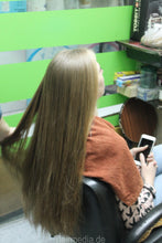 Laden Sie das Bild in den Galerie-Viewer, 359 Maryna Polkanova asian salon shampooing haircare session
