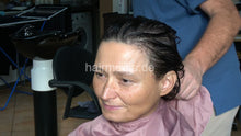 Cargar imagen en el visor de la galería, 1167 01 barberette BabsiS introduction ASMR shampoooing by barber
