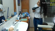 Carica l&#39;immagine nel visualizzatore di Gallery, 1136 Iwon thick and curly teen firm forward salon shampooing by mature white apron barberette  cam 2