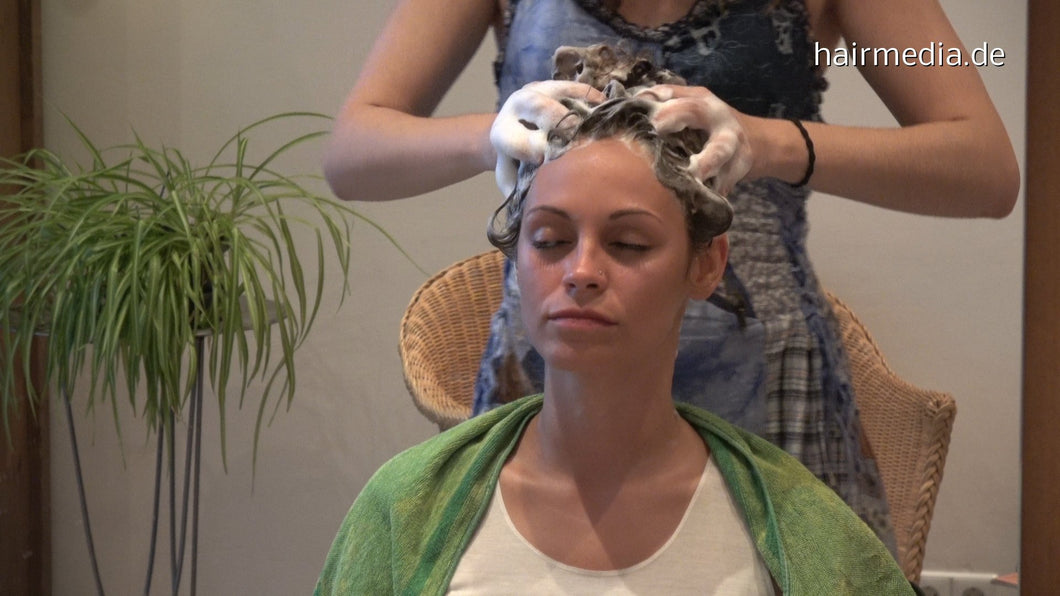 370 JenniferD by JasminT 3 upright shampooing hairwash in Berlin salon