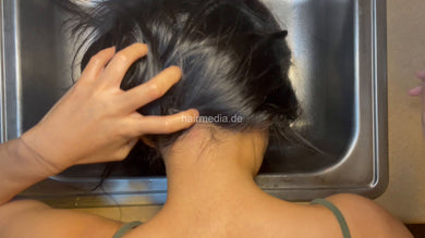 1187 Jenny vlog 220329 kitchensink shampooing self hair wash