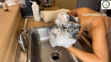 Cargar imagen en el visor de la galería, 1187 Jenny vlog 220331 kitchensink shampooing self hair wash and roller curling set