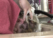将图片加载到图库查看器，8144 Jessi 1 forward hair wash by barber shampooing vintage Berlin salon Wedding