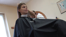 Carica l&#39;immagine nel visualizzatore di Gallery, 8300 JohannaS drycut haircut dry in barbershop old fashioned by mature barberette