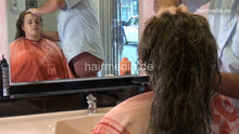 Cargar imagen en el visor de la galería, 539 Justyna barberette 1 forward shampoo by barber in vintage hairsalon