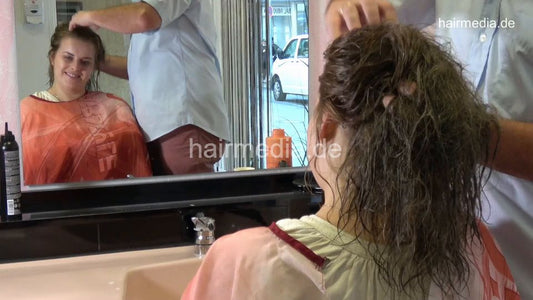 539 Justyna barberette 2 scalp massage by barber in vintage hairsalon