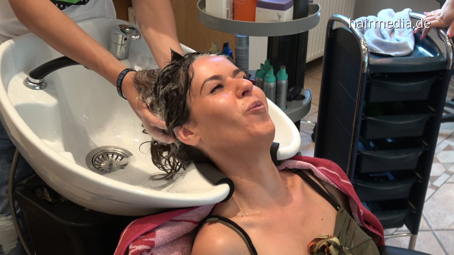 370 Kt 1 by young barber Khaled shampooing in backward salon shampoobowl