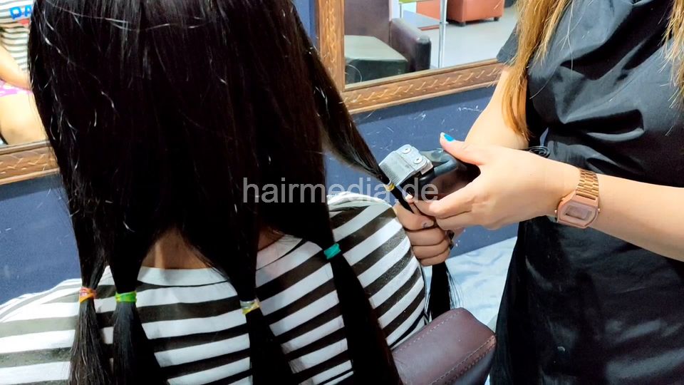 1163 81 Ladies haircut braid cutting