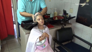 1170 Lea 8 years old girl 1 shampoo backward by barber