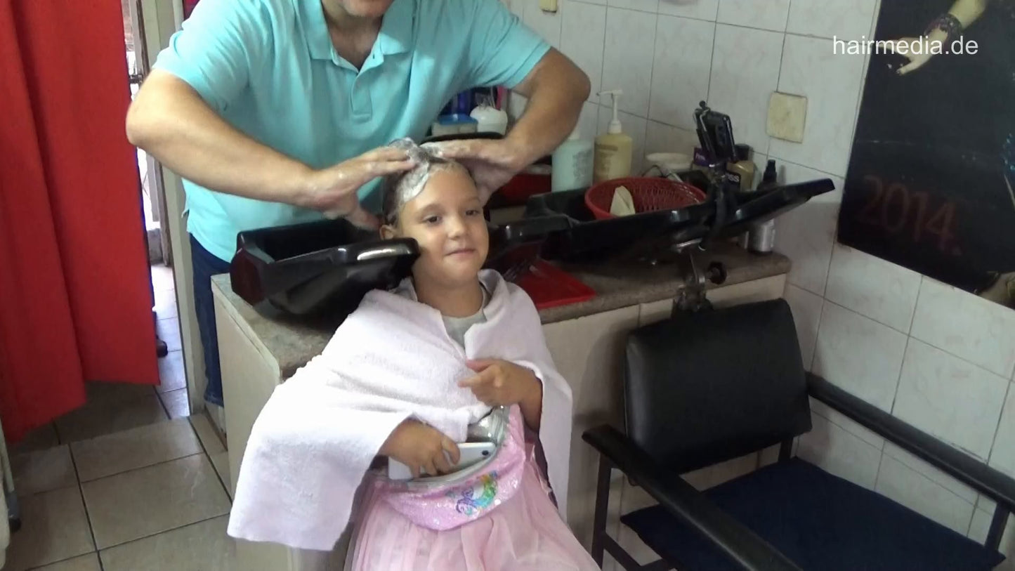 1170 Lea 8 years old girl 1 shampoo backward by barber