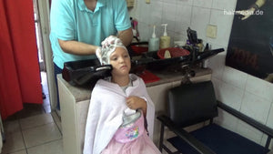 1170 Lea 8 years old girl 1 shampoo backward by barber