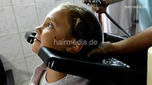 将图片加载到图库查看器，1170 Lea 8 years old girl 2 shampoo backward by barber facecam
